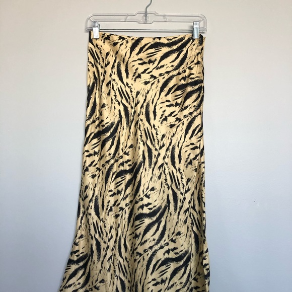 NWT H&M Silky Print Midi Skirt - Picture 2 of 5